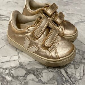 Veja Esplar Platine Chrome-Free Leather Trainers for Toddler Girl